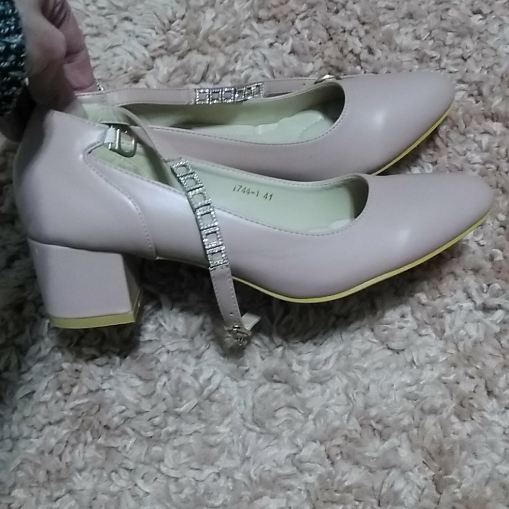 Nwot. Beautiful blingy pumps.